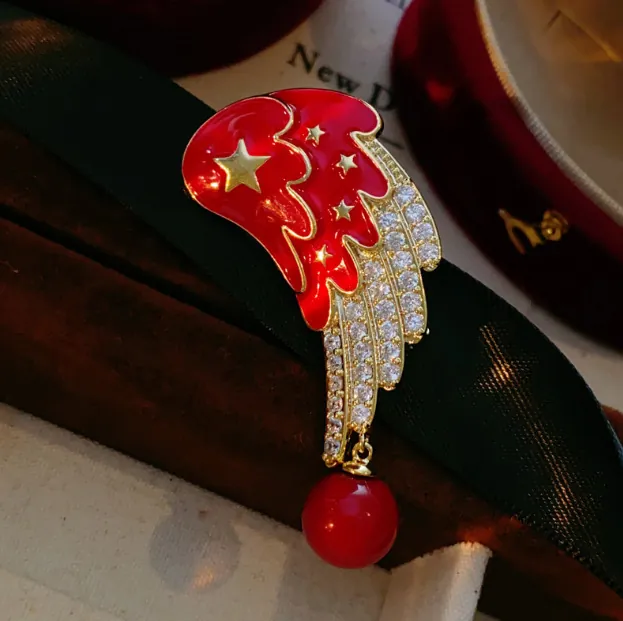 Broche Ailes d'Ange en Alliage de Luxe Avec Émail Rouge Étoiles d'Or Strass Et Pendentif Künstliche Perle Rouge Bijoux Pour Femmes