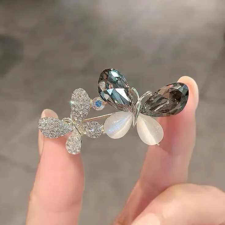 Élégante Broche Papillon en Alliage Cristal Artificiel Pierre Œil de Chat Plaqué Or Accessoire Bijoux pour Costume et Pull Femme