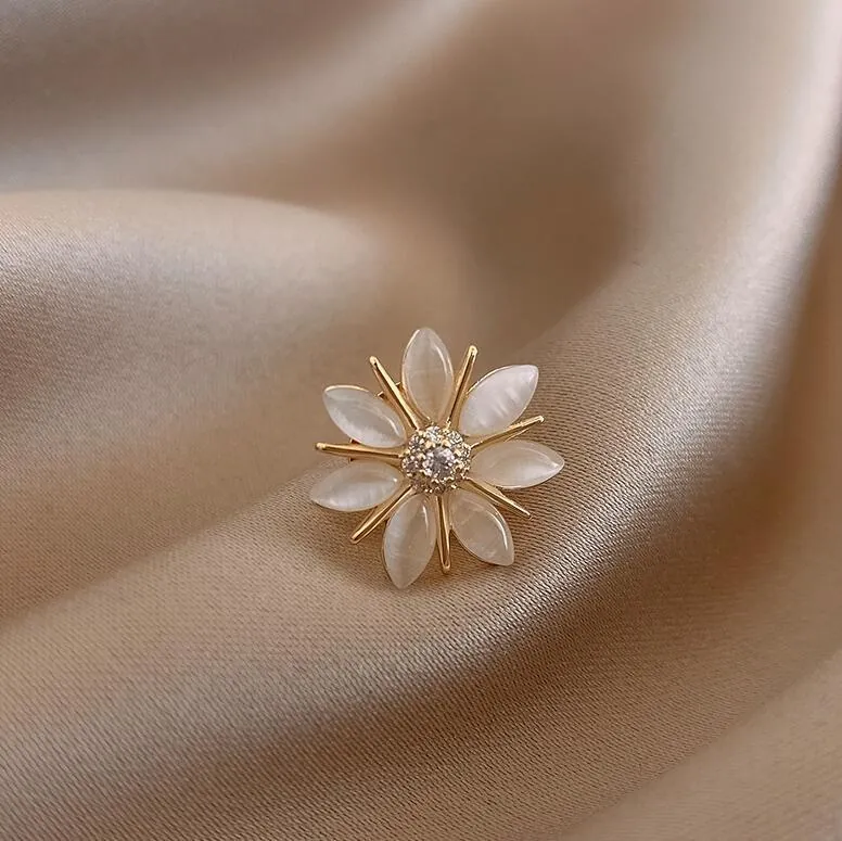 Élégante Broche Fleur de Marguerite en Alliage Avec Oeil de Chat et Strass Épingle Anti-Exposition pour Costume Femme Bijoux