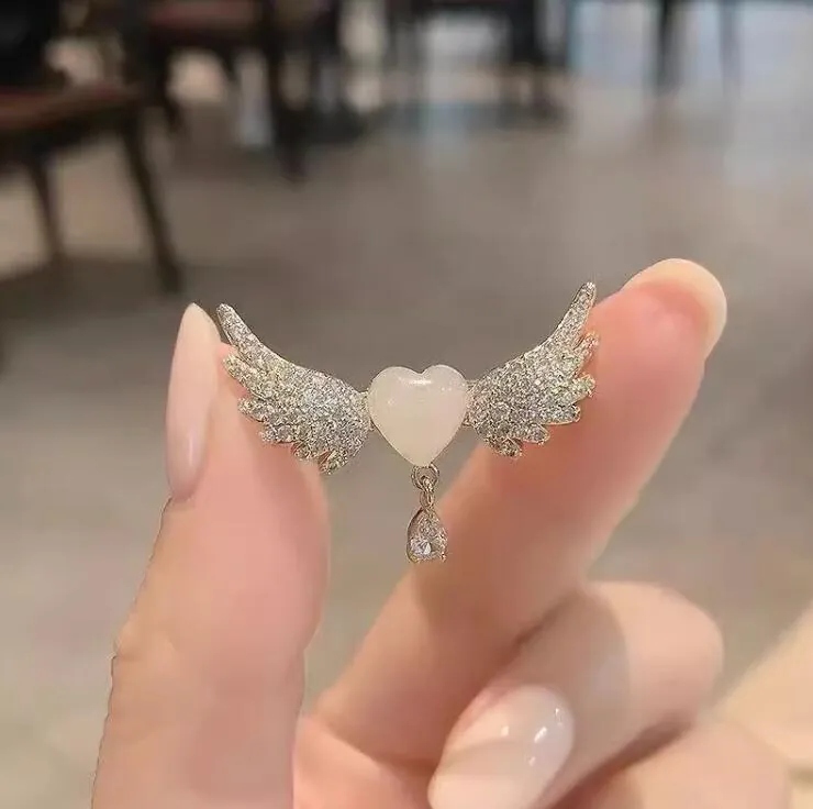 Spilla a Cuore con Ali d'Angelo in Lega Strass Nappa Pin Elegante Corsage per Donna Abito Maglione Gioielli Nozze Festa Accessori