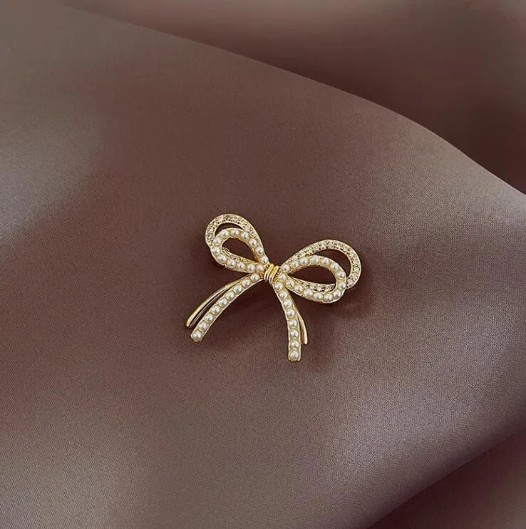 Elegante Broche de Lazo de Mariposa Dorado Aleación Zircón Perla Artificial de Imitación Incrustado Alfiler para Traje Joyería Regalo Mujer