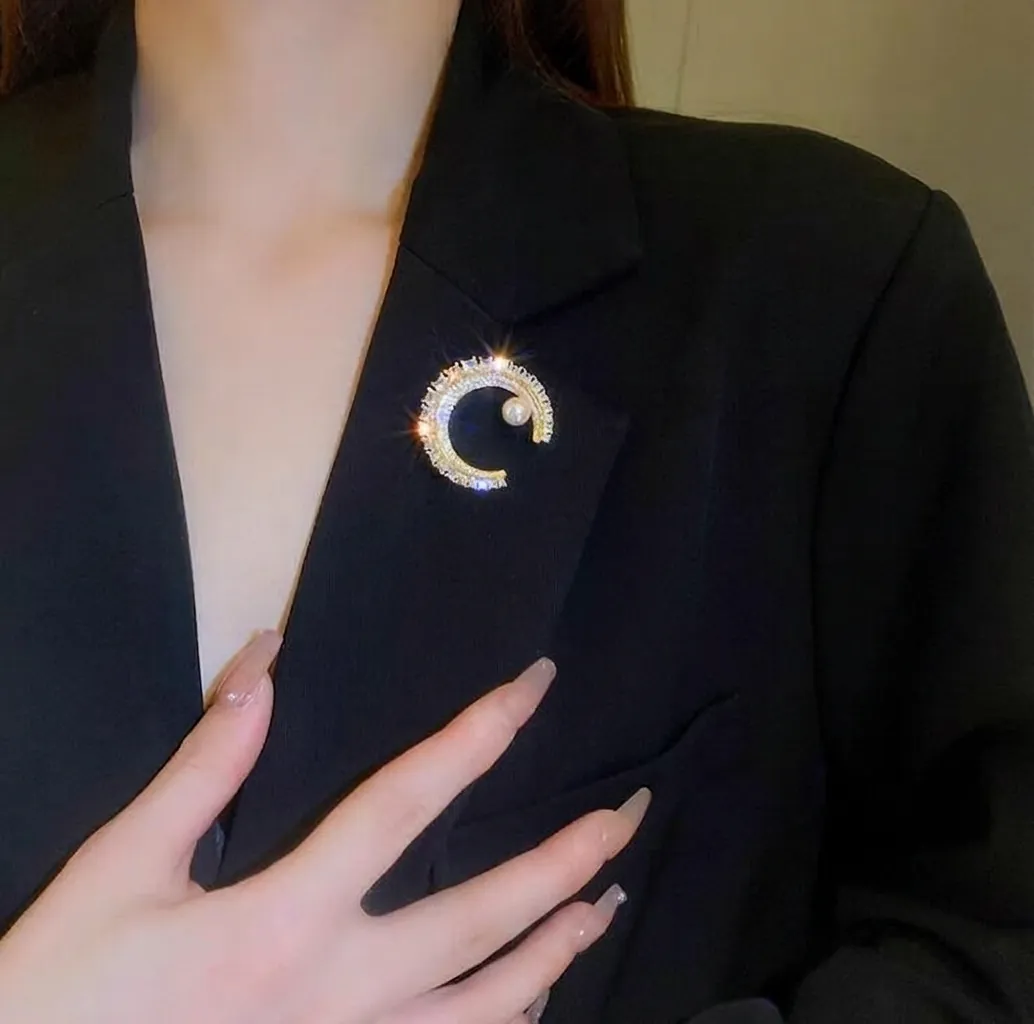 Broche Lune en Alliage Zirconia et Künstliche Perle Élégante Or Luxe Léger Broches Forme C pour Femmes Mariage Fête Bijoux Accessoires