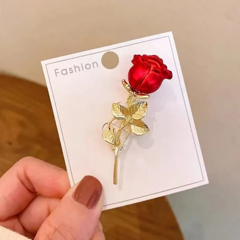 Élégante Broche Rose Rouge en Alliage Peint Bijoux de Mode Florale pour Costume Mariage Fête Femmes Hommes