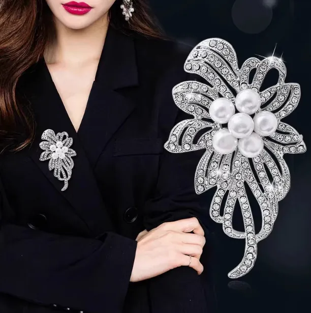 Broche Fleur en Alliage de Luxe Avec Künstliche Perle d'imitation Blanche et Strass Design Ruban Élégante Épingle de Costume Bijoux Femme