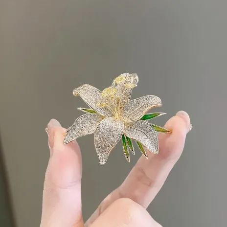 Luxury Lily Flower Brooch Alloy Rhinestone Enamel Pin Vintage High End Floral Breastpin For Women Wedding Banquet Jewelry