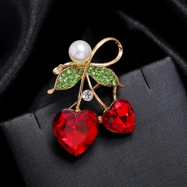 Luxueuse Broche Cerise en Alliage Cristal Coeur Rouge Avec Fausse Künstliche Perle Strass Verts Épinglette Plaquée Or pour Femme Bijoux de Mariage