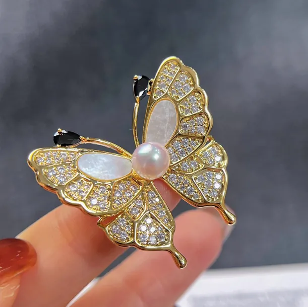 Lussuosa Spilla a Farfalla in Lega Placcata Oro con Madreperla Zirconia Strass e Perla Artificial Animale Corsage per Donna Gioielli per Matrimonio Festa