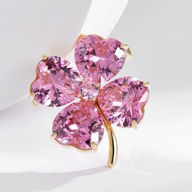 Broche Trèfle en Alliage de Luxe avec Zircone Rose Pierres en Coeur Plaquée Or Broche Élégante Bijoux pour Femmes