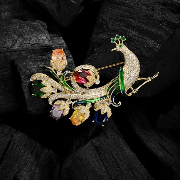 Élégante Broche Paon en Alliage avec Strass pour Femmes Exquise Épingle de Poitrine Oiseau en Émail Luxueux Épingles en Cristal Coloré Bijoux Cadeau