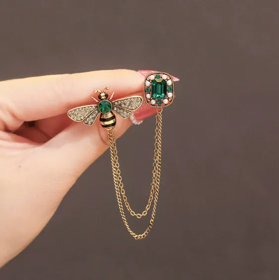 Vintage Bee Chain Brooch Palace Style Zinc Alloy Inlaid Green Rhinestone Imitation Artificial Pearl Pins For Women Retro Jewelry Accessory