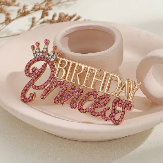 Broche Lettre Strass Birthday Princess à la Mode pour Femmes Épingle Couronne en Alliage de Zinc Or Bijou de Fête