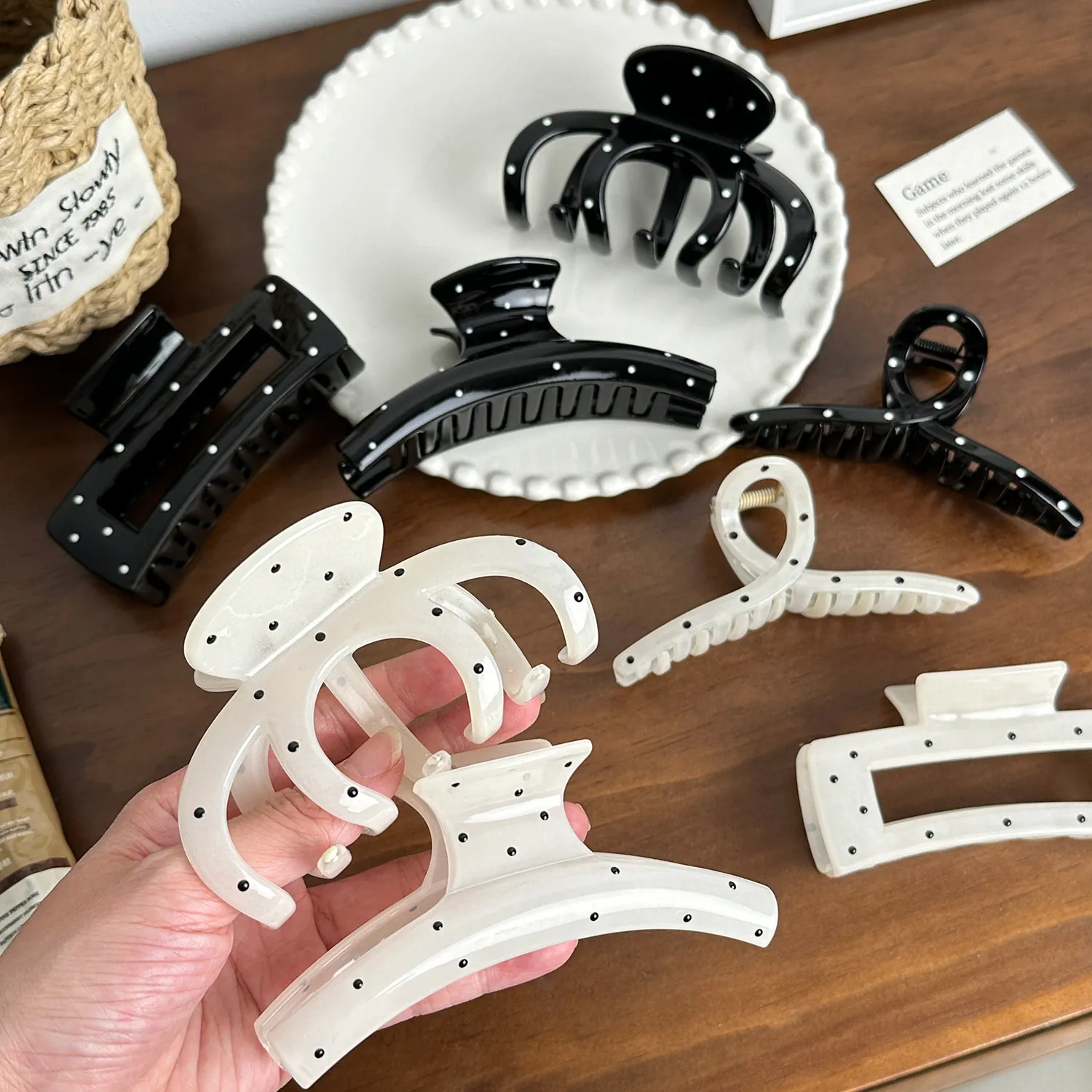 Sweet Black White Polka Dot Hair Claw Clip For Women Fashion Versatile Resin Plastic Shark Clip Large Geometric Hair Styling Tool Accessories
