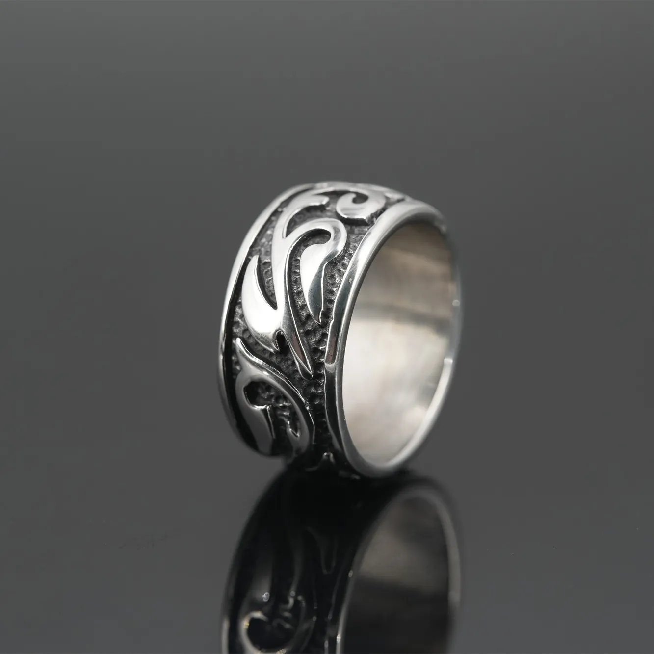 Bague Totem Flamme Vintage en Acier au Titane Bande Large Relief Bijoux Punk Rock Hip Hop Bague pour Hommes Femmes