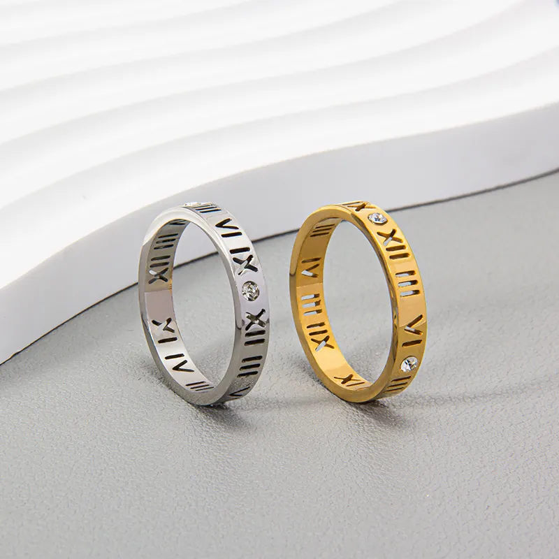 Bague Ajourée Chiffres Romains Incrustée de Strass en Acier Titane Bijoux Couleur Or Argent Minimaliste Mode Bague Femme Homme