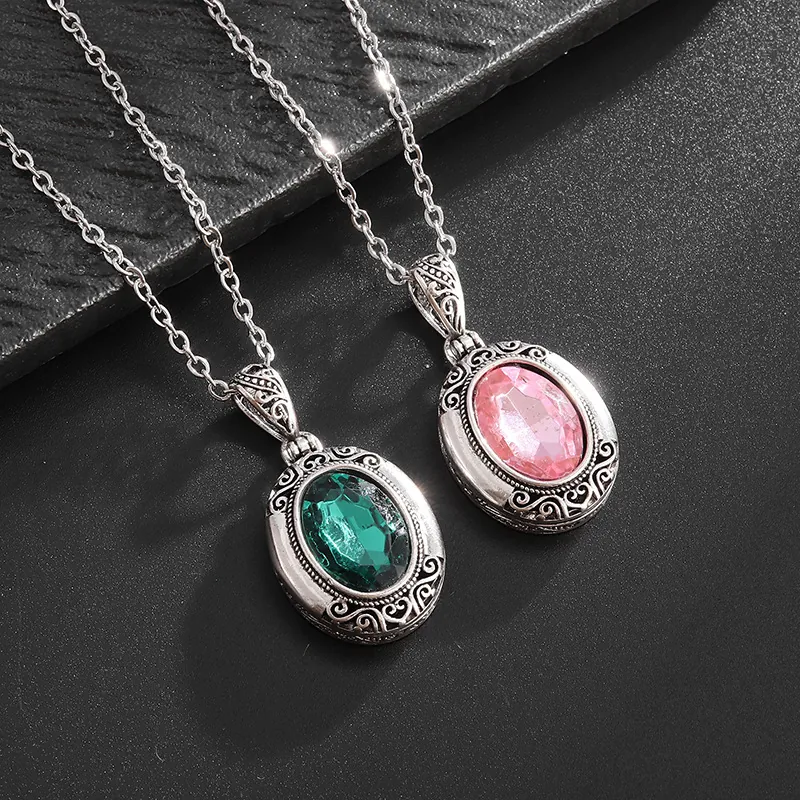 Collier Médaillon en Cuivre Électroplaqué Vintage Sculpté Creux Zircon Ovale Pendentif Boîte de Sachet Ouvrable Bijoux Femme