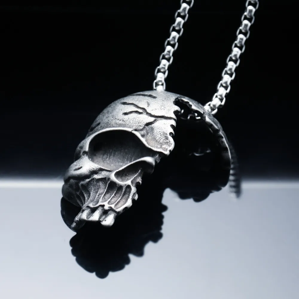 Collana con Pendente a Forma di Teschio in Acciaio al Titanio Hip Hop Punk per Uomo Gioielli Vintage Gotico Teschio a Metà Inciso Senza Catena