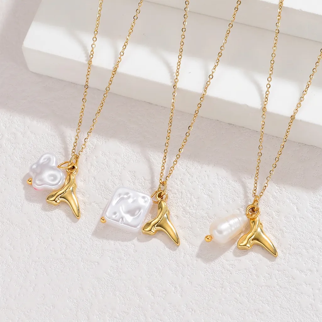 Collier Pendentif Künstliche Perle Queue de Baleine en Acier Inoxydable Luxe Léger Chaîne en O Plaqué Or Bijoux pour Femmes