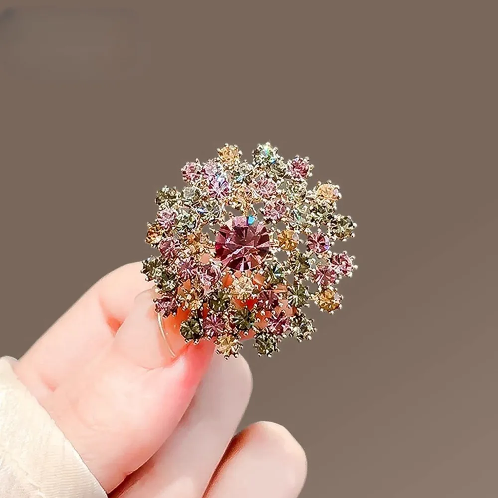 Élégante Broche Fleur de Pissenlit pour Femme Luxe Strass Multicolores Alliage Broche Mode Banquet Costume Robe Accessoires