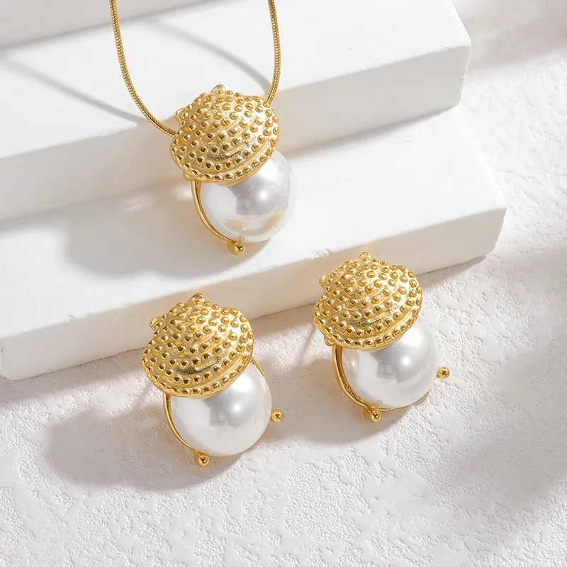 Set di Gioielli in Acciaio Inossidabile Vintage Francese con Collana con Ciondolo a Conchiglia e Orecchini a Bottone Oro