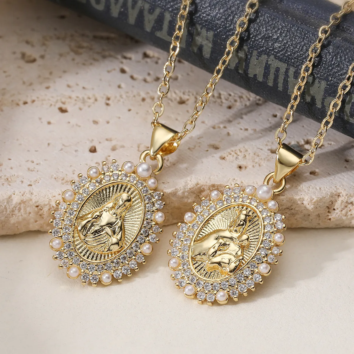 Vierge Marie Collier Pendentif Ovale Religieux En Cuivre Plaqué Or Avec Zircone Künstliche Perle Bijoux Rétro Pour Femmes