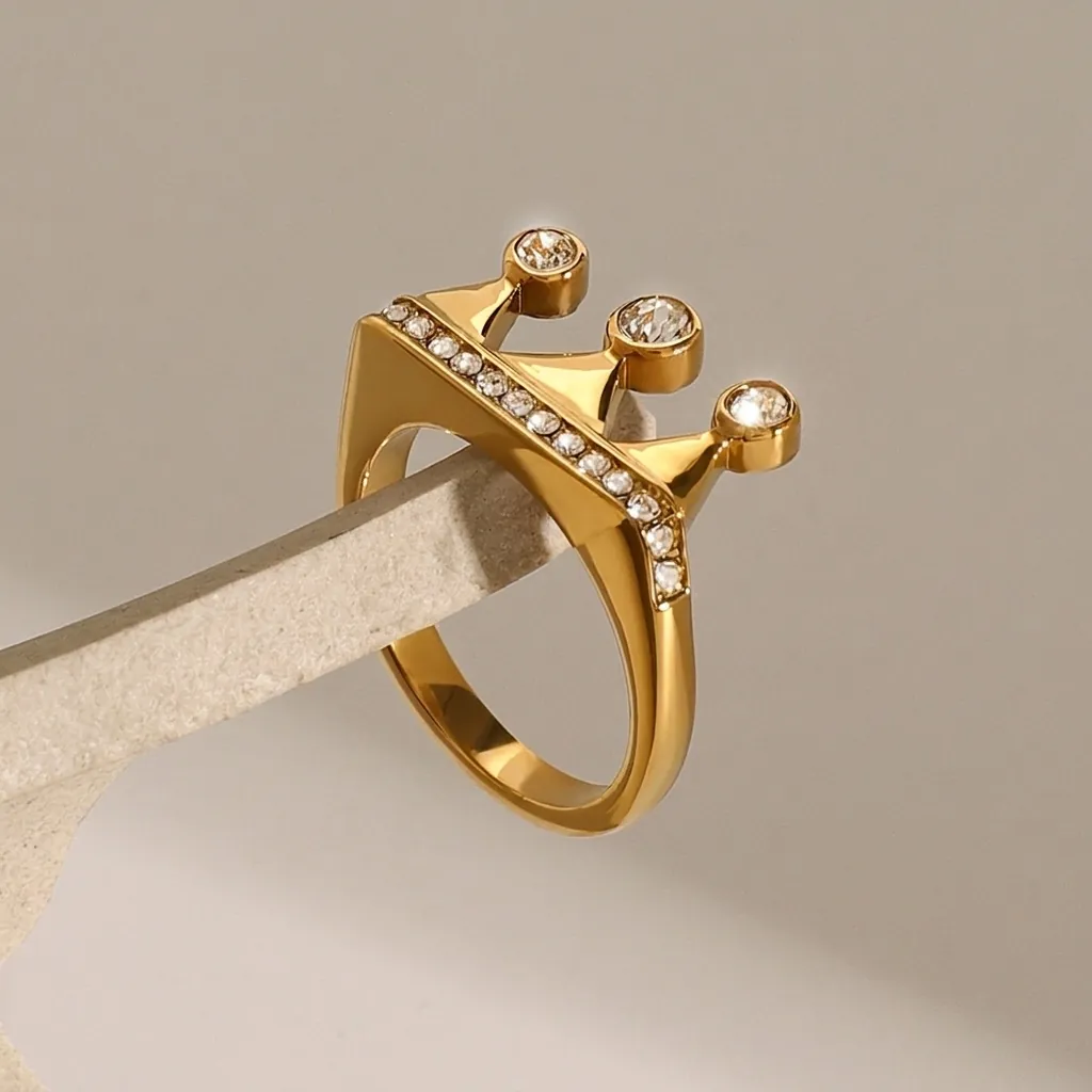 Bague Couronne en Acier Inoxydable avec Strass pour Femmes Mode Plaqué Or Géométrique Bijoux de Main Bague pour Rendez-vous Quotidien