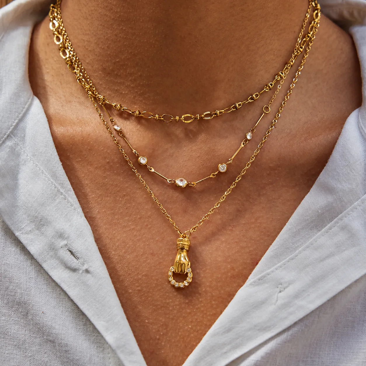 Collana Con Ciondolo a Forma di Mano Che Tiene un Anello in Acciaio Inossidabile Donna Placcato Oro Strass Gioielli
