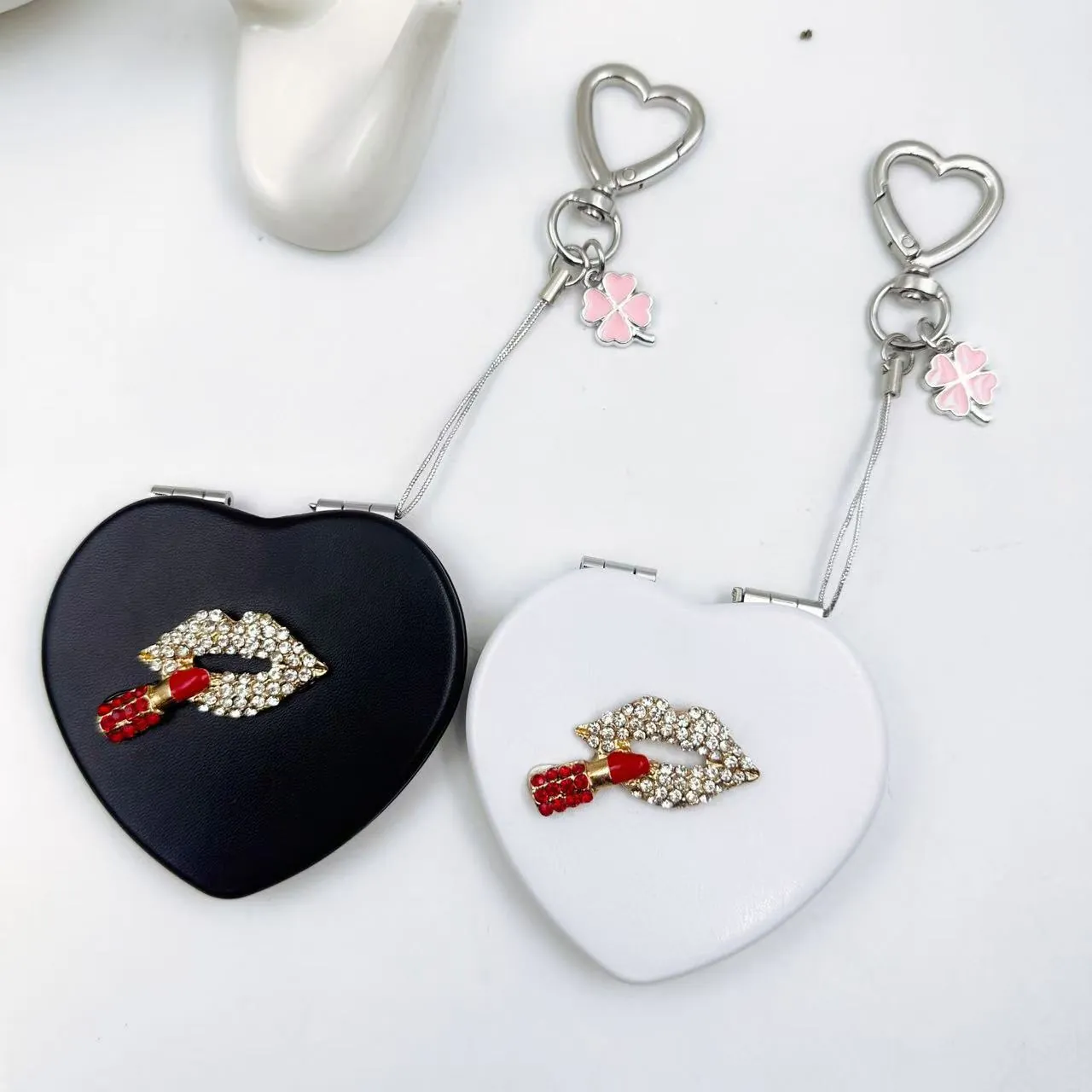 Porte-clés Miroir de Maquillage en Cuir en Forme de Cœur Mode Alliage Strass Lèvres Rouge à Lèvres Design Pendentif Sac Accessoires pour Femmes Cadeau Valentin