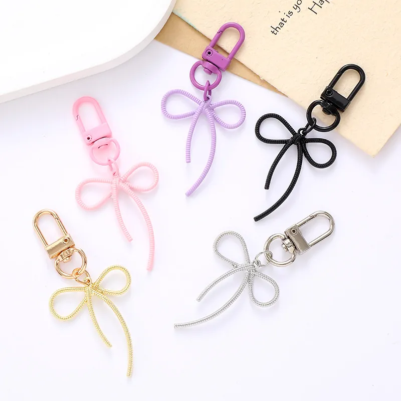 Porte-clés Nœud Papillon en Métal Style Ins Simple Pendentif de Sac Évidé Décoration de Coque de Téléphone Accessoire pour Femmes
