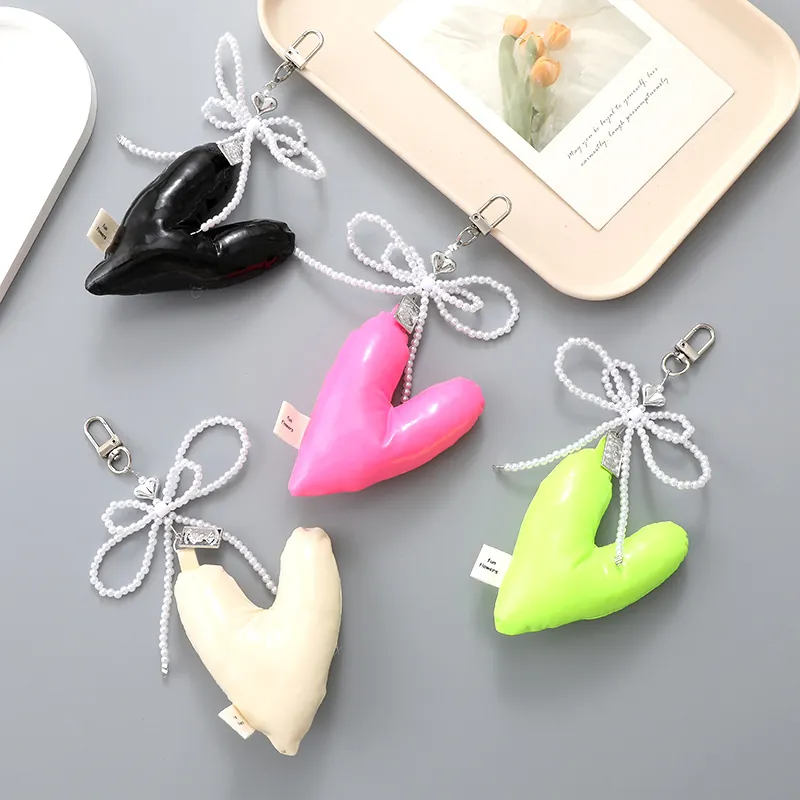 Charme de Sac en Cuir PU Rembourré en Forme de Cœur Avec Pendentif Nœud en Künstliche Perles Porte-clés pour Décoration de Sac à Main Femme