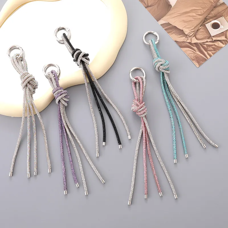 Lussuoso Portachiavi con Nappina e Nodo Romano in Strass Ciondolo per Borsa a Catena Bicolore in Lega per Donna Accessorio