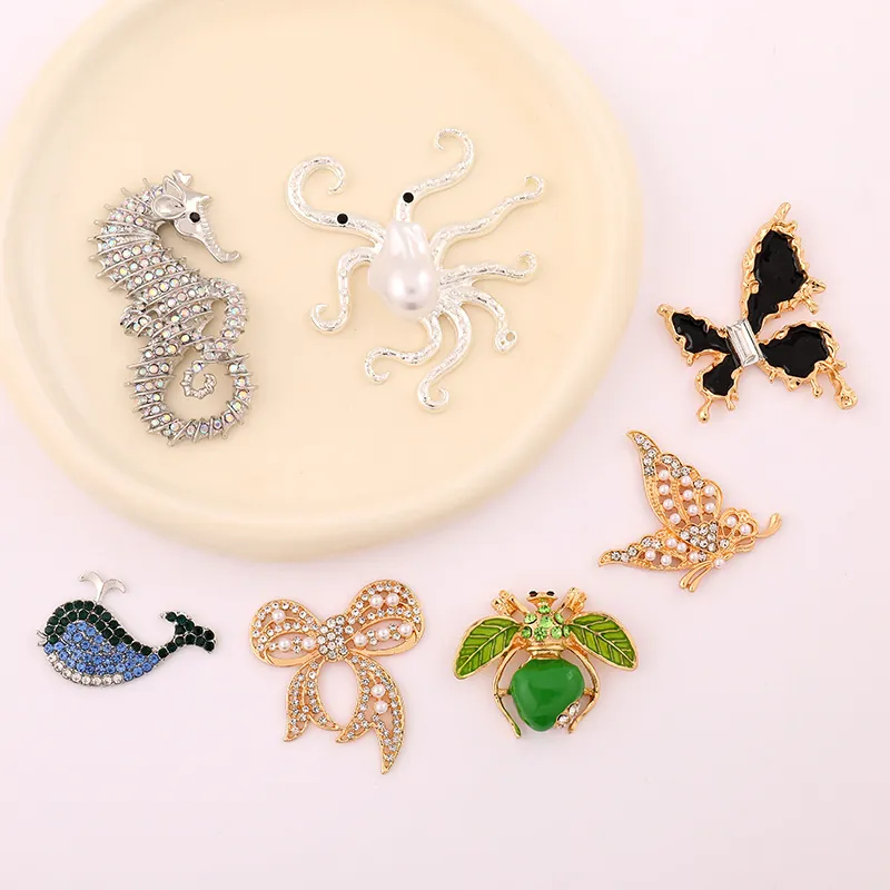 Breloques de Chaussure Animaux en Strass Alliage de Zinc Faux Künstliche Perle Accessoires de Décoration de Chaussures DIY Papillon Abeille Baleine Hippocampe pour Sabots