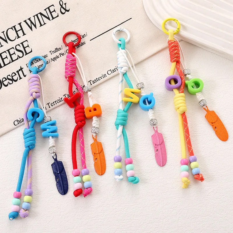 Charme de Sac en Corde de Nylon Tressée à la Main Perles de Lettres en Acrylique Colorées Pendentif Plume Cordon de Téléphone Femme