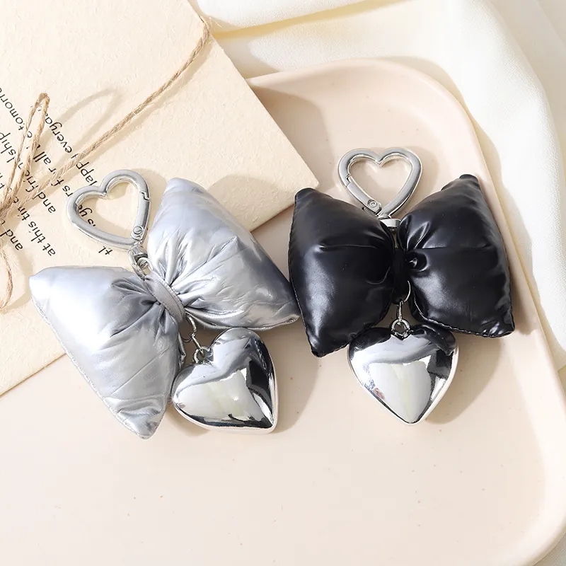 Portachiavi con Fiocco in Similpelle e Lega con Ciondolo a Cuore in Metallo per Decorazione Borsa Ciondolo per Telefono Regalo Donna