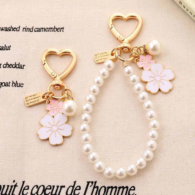 Porte-clés Künstliche Perle Fleur de Cerisier Boucle Coeur Or Émail Sakura Pendentif de Sac pour Femme Accessoires de Sac Cadeau