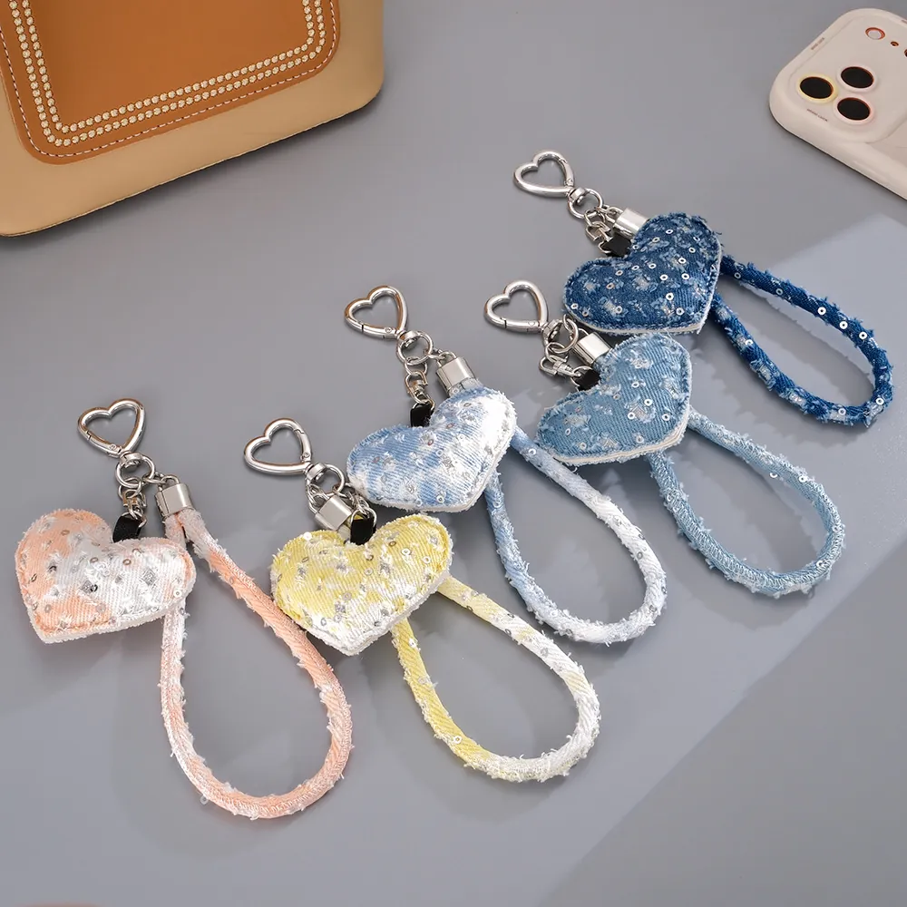 Porte-clés en Denim Distressed Forme de Cœur avec Paillettes Bracelet Charme de Sac Pendentif Décoratif pour Femme Accessoire