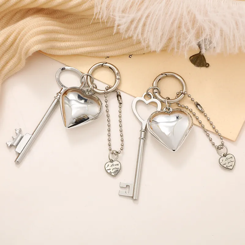 Porte-Clés en Alliage Plaqué Argent Minimaliste avec Clé Cœur pour Femmes Pendentif Sac en Métal de Haute Qualité Bijou Cadeau