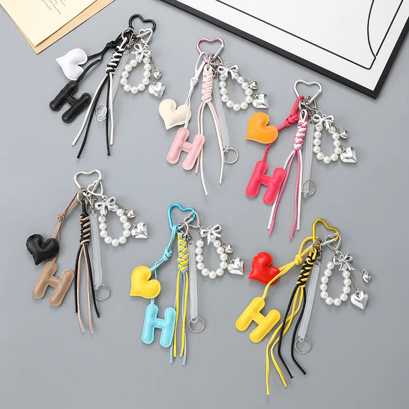 Ciondolo per Borsa alla Moda in Ecopelle con Lettera H e Cuore Dolce Portachiavi con Künstliche Perle e Fiocco per Donna Decorazione Borsa