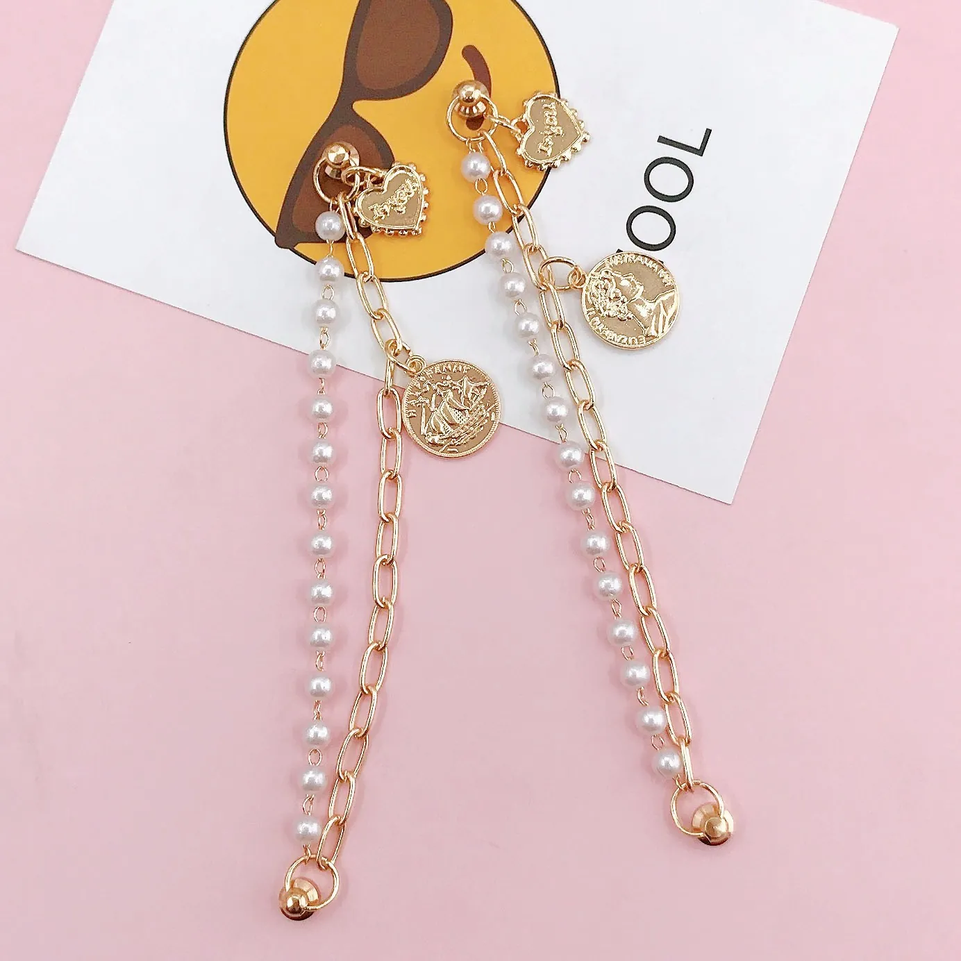 Vintage Alloy Artificial Pearl Phone Case Charm With Queen Portrait Coin And Heart Pendant Retro Metal Chain Phone Strap For Women