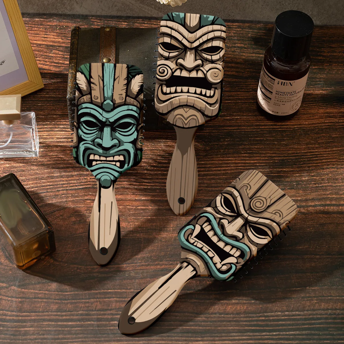 Brosse à Cheveux à Coussin d'Air Imprimée Masque Tiki Polynésien Massage ABS Grain de Bois Peigne Démêlant Outil