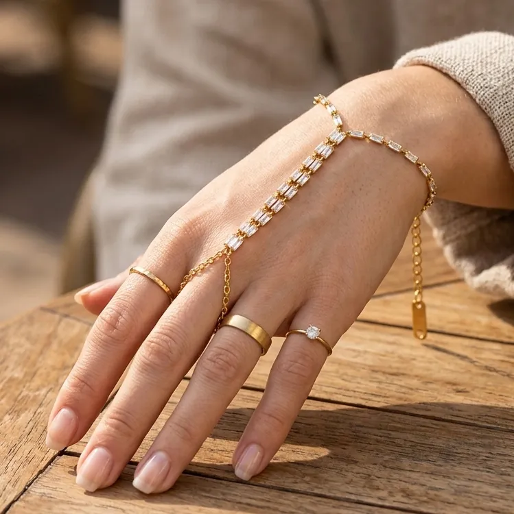 Bracelet Chaîne de Main en Acier Inoxydable pour Femmes Plaqué Or Zirconia Baguette Bijoux de Main à la Mode Cadeau