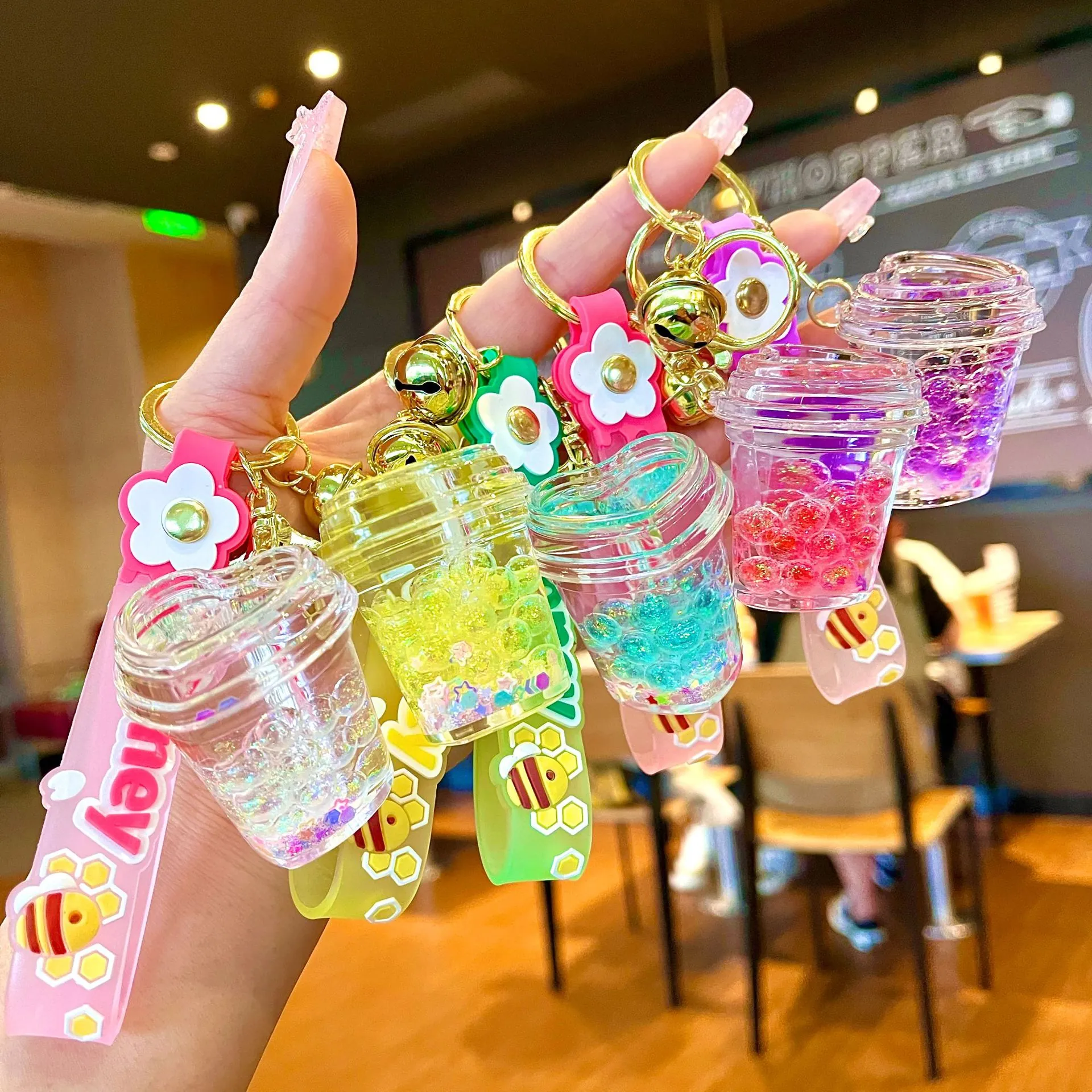 Porte-clés Lumineux en Forme de Tasse de Yaourt à Sable Mouvant Créatif Huile Liquide Abeille Miel Dragonne en Silicone Charme