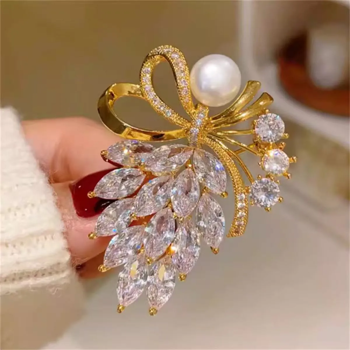 Elegante Strik Lint Kunstparel Broche Vrouwen Goud Legering Ingelegde Strass Pin Voor Bruiloft Feest Kleding Decoratief Accessoire