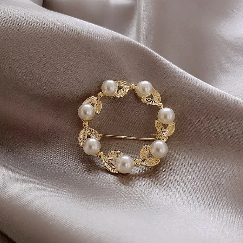 Broche Couronne Élégante en Alliage Doré Avec Künstliche Perles d'Imitation Feuille Vintage Broches Rondes Pour Femmes Mariage Fête Bijoux