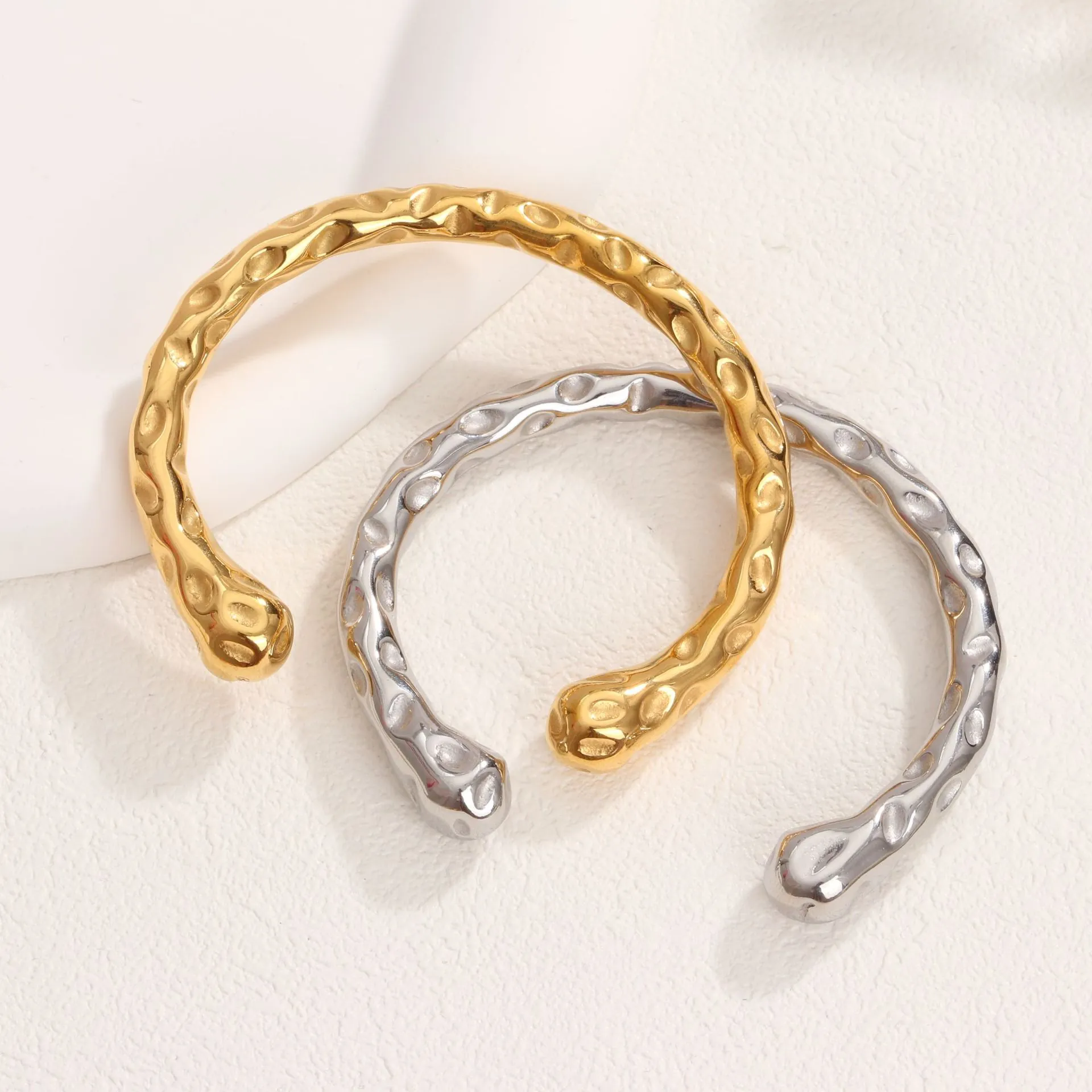 Bracciale Rigido Aperto Martellato in Acciaio Inossidabile Minimalista Donna Uomo Placcato Oro 18K Vintage Gioielli di Moda