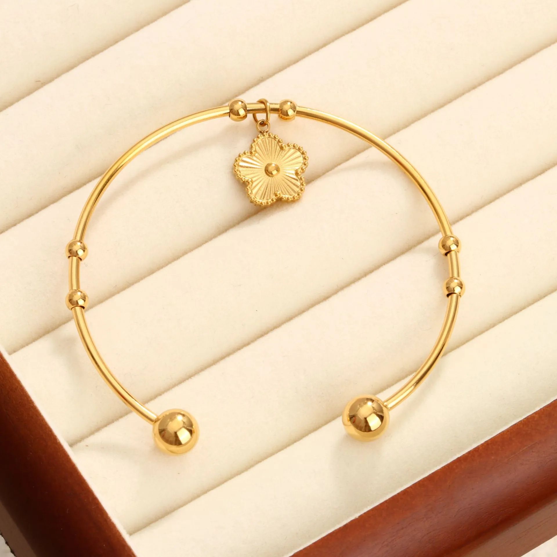 Bracelet Jonc Ouvert En Acier Inoxydable Pour Femme Avec Pendentif Fleur Texture Rayonnante Et Accents De Perles Bijoux Elégants
