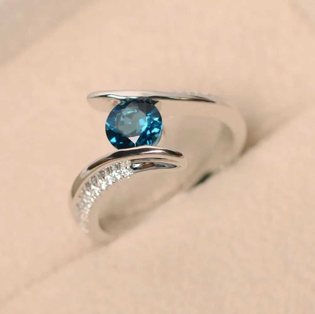 Eleganter Versilberter Kupferring Runder Lila Blau Grüner Zirkonia Mikro Eingelegter Kreuzbandring Für Damen Minimalistischer Modeschmuck