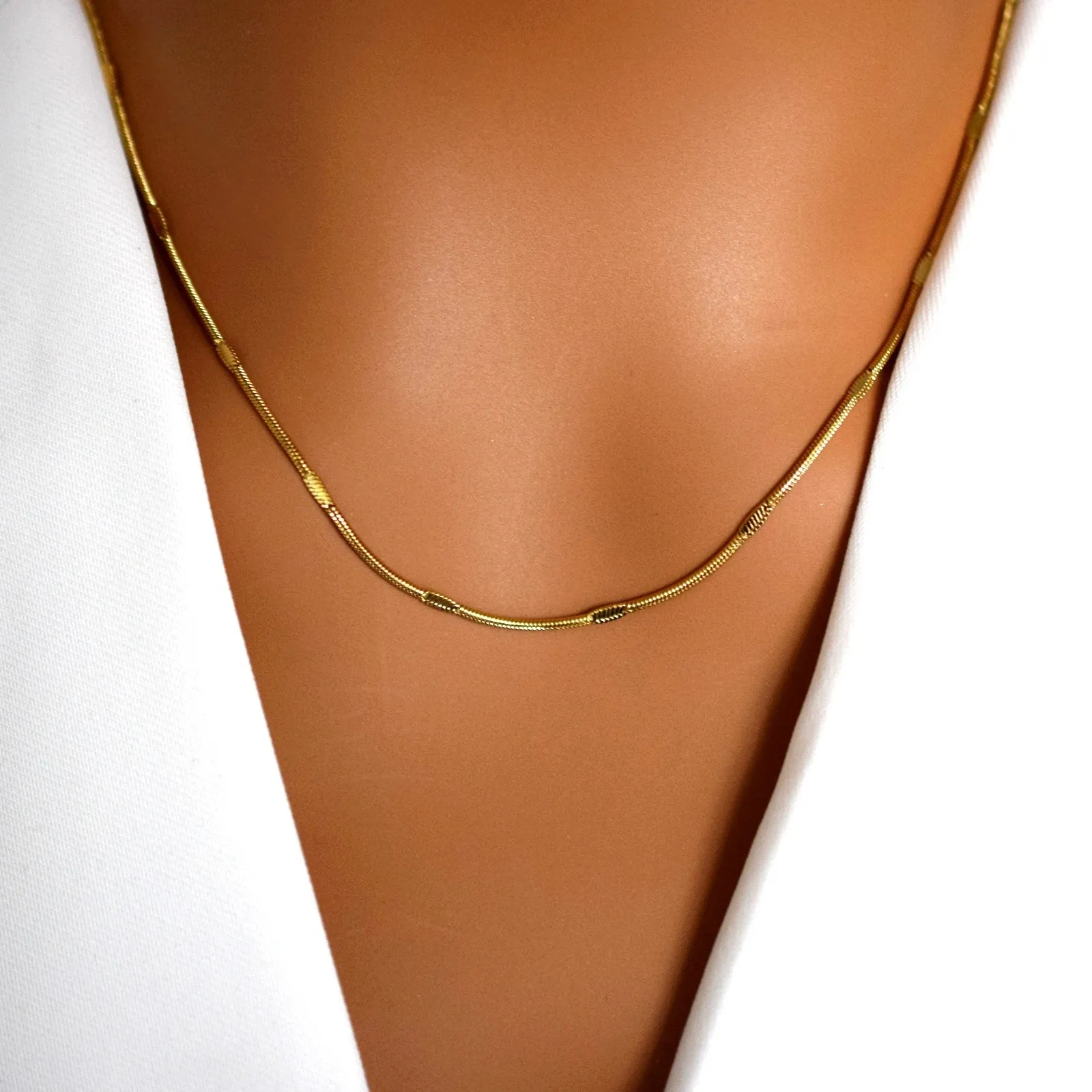 Collier Chaîne Serpent Ronde Texturée en Acier Inoxydable Plaqué Or Minimaliste pour Femme Bijoux de Mode Clavicule