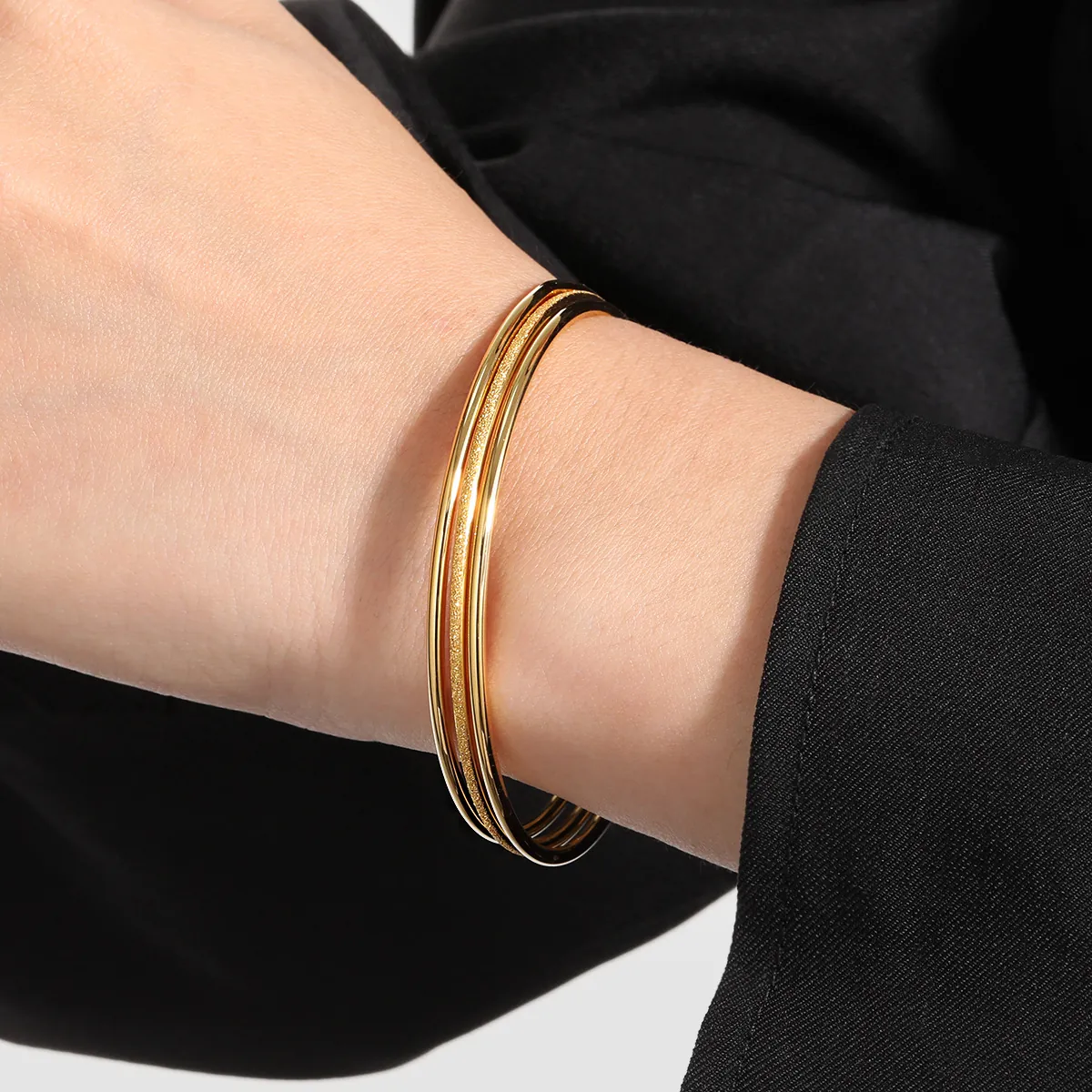 Minimalist Titanium Steel Gold Bangle Set For Women Korean Style Stackable Frosted Polished Round Geometric Bangle Jewelry