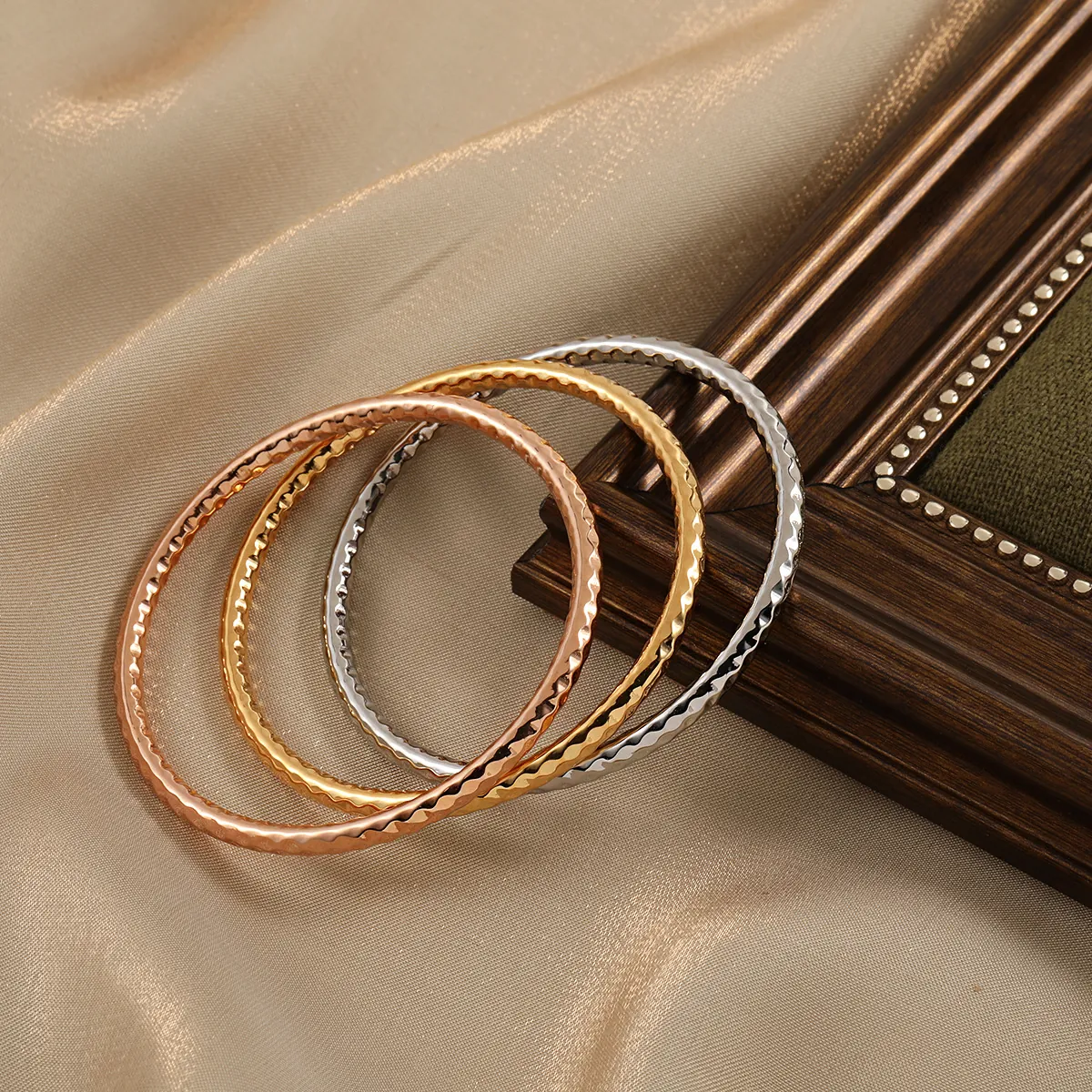 Französischer Vintage Titanstahl Armreif Für Damen Gehämmertes Rautenmuster Gold Roségold Silber Armreif Mode Schmuck