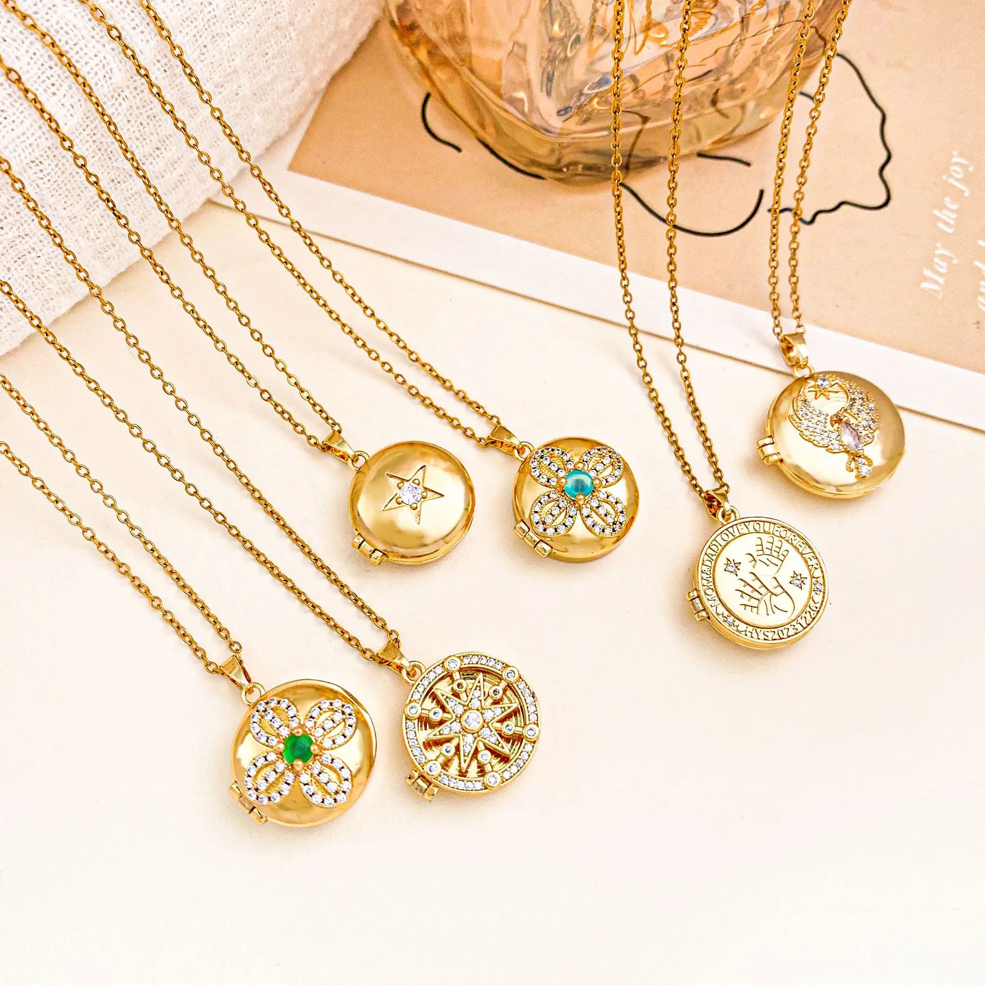 Vintage Gold Plated Titanium Steel Photo Locket Necklace For Women Clover Star Moon Eagle Round Opening Memorial Jewelry Gift